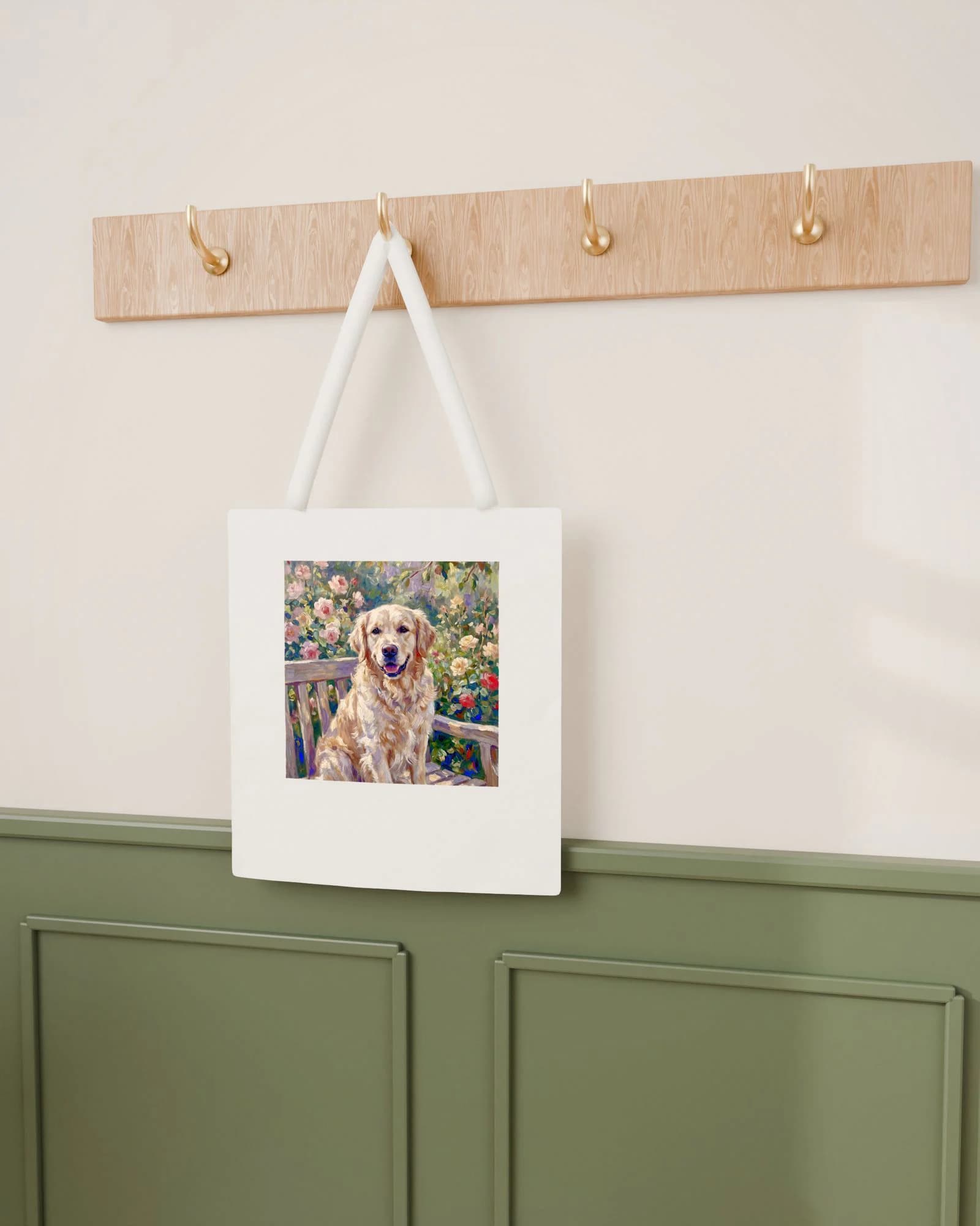 Weißer Baumwollbeutel 38 × 42 cm mit „Im Sommerlicht“, an der Garderobe im Vorzimmer