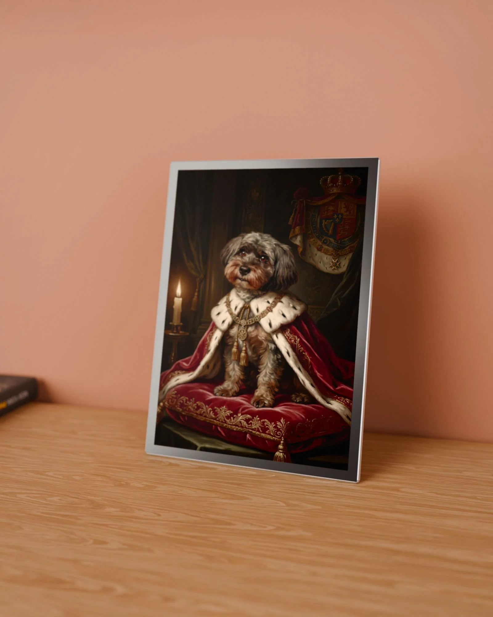 Das Portrait als Datei auf einem Tablet am Schreibtisch, in 4K ohne Wasserzeichen — „Der Thronfolger“