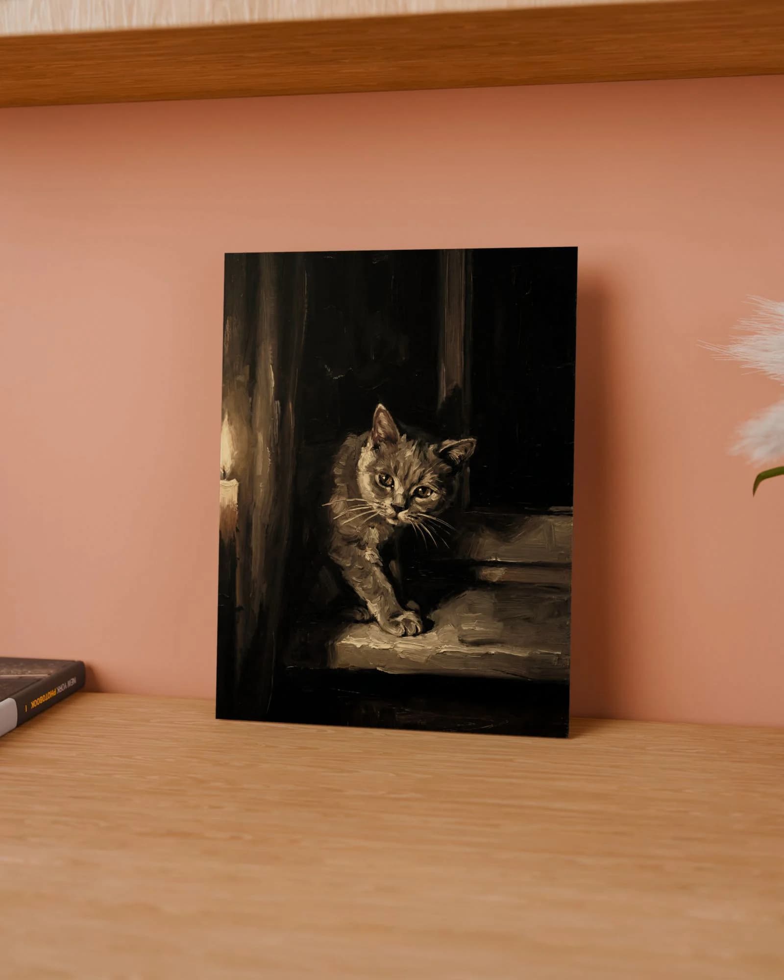 Kunstdruck 30 × 40 cm ohne Rahmen, auf dem Schreibtisch an die Wand gelehnt — Motiv „Aus der Dunkelheit“