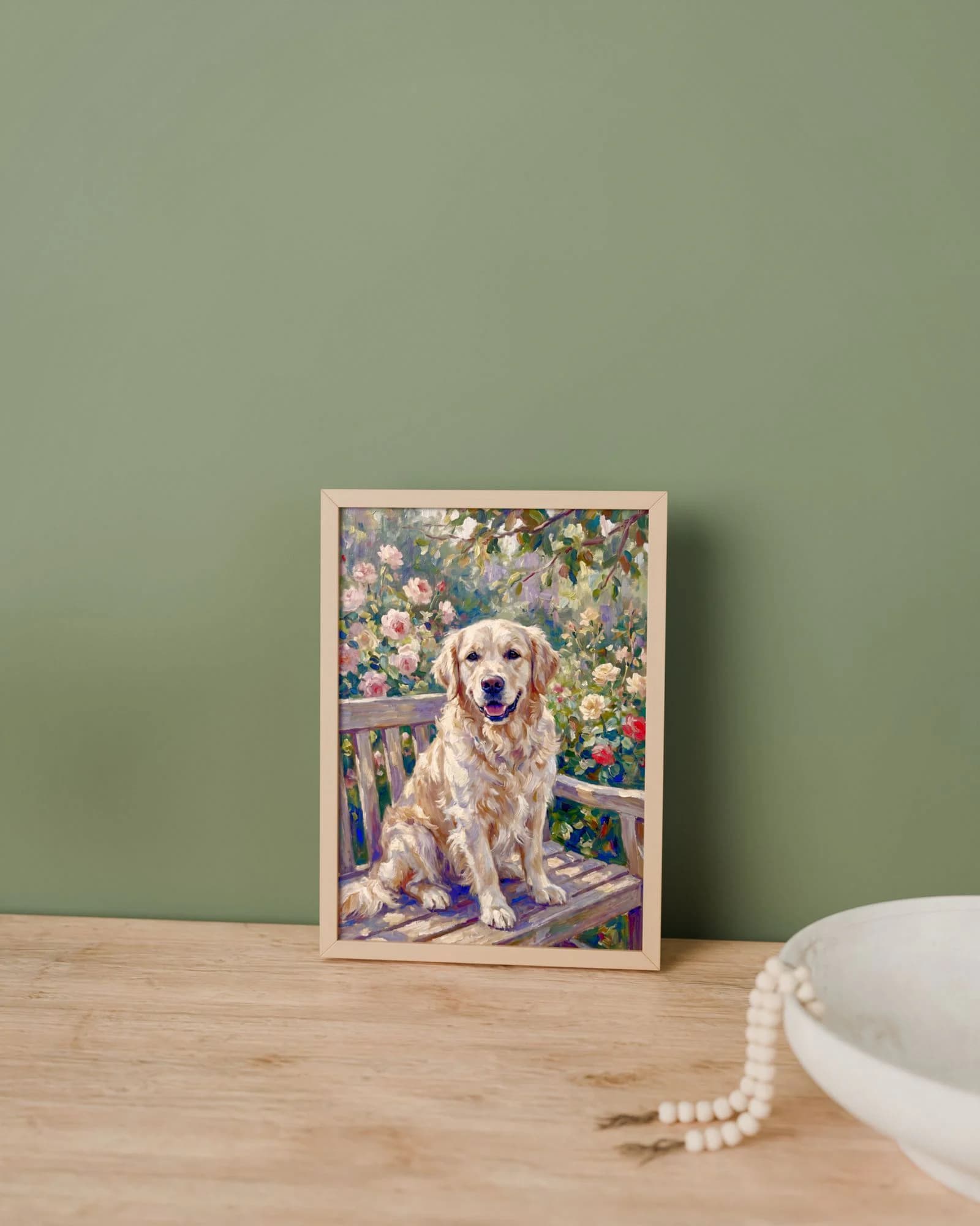 Gerahmtes Poster mit einem Golden Retriever im Malstil „Im Sommerlicht“, auf einer Holzkonsole an die Wand gelehnt